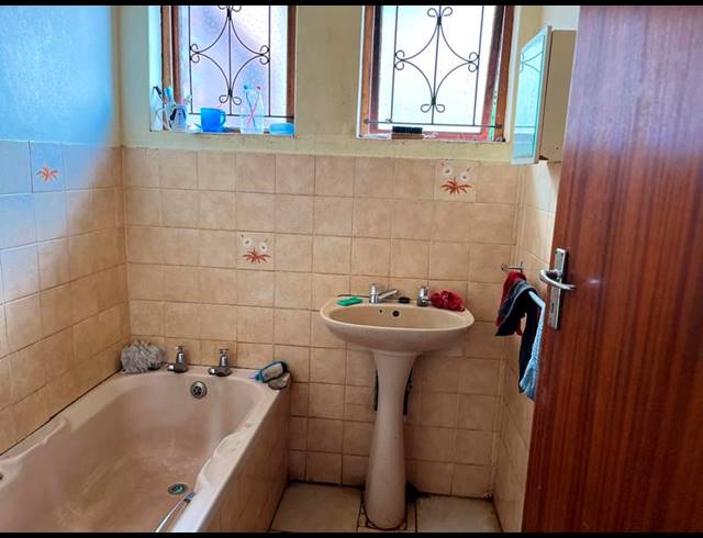 3 BEDROOM HOUSE FOR SALE IN NGWELEZANA